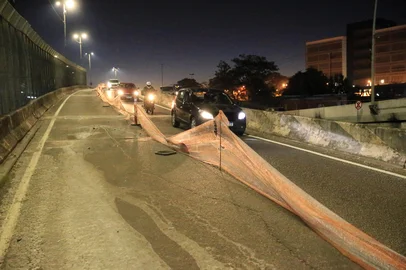 PORTO ALEGRE, RS, BRASIL, 13-06-2025: obra na Av. Castelo Branco. Um trecho em obras que tem agravado o trânsito na chegada a capital será liberado nesta sexta-feira (13). Iniciada há um mês, a obra na rampa da avenida Castelo Branco para ar a Avenida Mauá está sendo concluída 15 dias antes do prazo. O bloqueio na faixa da direita será desfeito às 12h.Foto: Ronaldo Bernardi / Agência RBS<!-- NICAID(16058910) -->