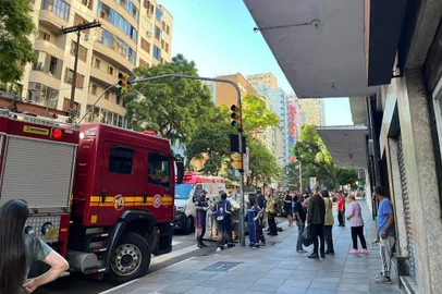 Bombeiros vazamento gás no Centro Porto Alegre na tarde deste sábado (20/04)<!-- NICAID(15740545) -->