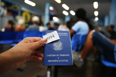 PORTO ALEGRE, RS, BRASIL, 02-01-2019: Grande movimento de trabalhadores em busca de emprego no primeiro dia útil do ano, na agência do SINE em Porto Alegre (FOTO FÉLIX ZUCCO/AGÊNCIA RBS, Editoria de Notícias).<!-- NICAID(13898015) -->
