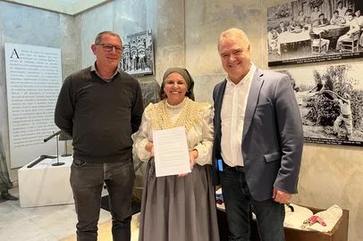 Juliane Ribas / Divulgação A Secretaria da Cultura do Estado do Rio Grande do Sul, a Associação Cultural Miseri Coloni e a Secretaria Municipal da Cultura realizaram, na tarde desta quarta-feira (10), o lançamento oficial das obras da primeira etapa de restauro do Monumento Nacional ao Imigrante, um dos mais importantes marcos da memória migratória brasileira, instalado em Caxias do Sul.<!-- NICAID(16184330) -->