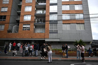 People remain on the street after an earthquake in Bogota on June 8, 2025. A powerful, shallow 6.3-magnitude earthquake shook the Colombian capital of Bogota early Saturday, according to AFP reporters on the ground and the United States Geological Survey. Buildings shook, sirens blared around the capital and people rushed out onto the streets. (Photo by Raul ARBOLEDA / AFP)<!-- NICAID(16054994) -->