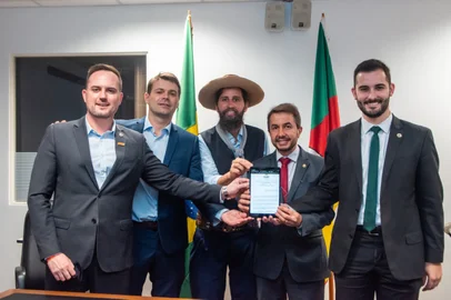 [13:31, 07/12/2021] Juarez Sant Anna - Ass MP: Ao todo, 7 deputados protocolaram o projeto para autorizar a venda de bebidas Giuseppe, Fábio, Gaúcho da Geral, Burmann, Marcus Vinicius e Turra