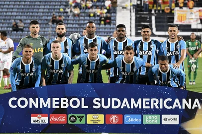 Gremio players pose for a team photo during the Copa Sudamericana group stage football match between Peru's Atletico Grau and Brazil's Gremio at the Alejandro Villanueva stadium in Lima on May 7, 2025. (Photo by ERNESTO BENAVIDES / AFP)<!-- NICAID(16035548) -->