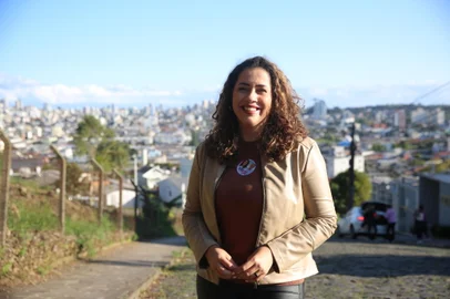 CAXIAS DO SUL, RS, BRASIL, 27/09/2024. Eleições 2024 - Foto para perfil de Denise Pessôa, candidata do PT a prefeita de Caxias do Sul. Denise, 41 anos, atualmente é deputada federal, mas já ocupou outros cargos na istração pública. Começou a atuar na política em 2008, quando foi a vereadora mais jovem eleita em Caxias do Sul. Em 2022, foi presidente da Câmara de Vereadores da cidade. (Porthus Junior/Agência RBS)<!-- NICAID(15879326) -->