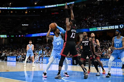 CLEVELAND, OH - MARCH 5: Donovan Mitchell #45 of the Cleveland Cavaliers drives to the basket during the game against the Miami Heat on March 5, 2025 at Rocket Arena in Cleveland, Ohio. NOTE TO USER: User expressly acknowledges and agrees that, by downloading and/or using this Photograph, user is consenting to the terms and conditions of the Getty Images License Agreement. Mandatory Copyright Notice: Copyright 2025 NBAE   NBA Photos/NBAE via Getty Images/AFP (Photo by Brian Kolin / NBAE / Getty Images / Getty Images via AFP)<!-- NICAID(15989733) -->