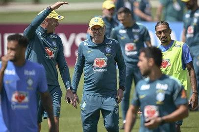 Brazil's Italian head coach Carlo Ancelotti (C) smiles next to forward Raphinha (R) during a training session as part of the team's preparation for its FIFA World Cup football tournament opening match against Morocco at Columbia Park Training Facility in Morristown, New Jersey on June 9, 2026. (Photo by MAURO PIMENTEL / AFP)Editoria: SPOLocal: MorristownIndexador: MAURO PIMENTELSecao: soccerFonte: AFPFotógrafo: STF<!-- NICAID(16303076) -->