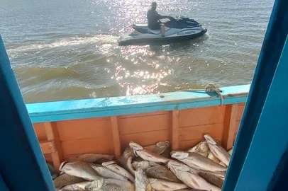 Divulgação / Brigada Militar Fiscalização da Patram identificou embarcações praticando pesca irregular nos Molhes da Barra, em área de proteção ambiental em Rio Grande.