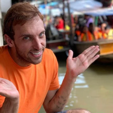 Léo Lins, 39 anos, é um humorista que fazia parte do SBT. <!-- NICAID(15140272) -->
