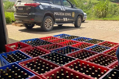 Dois homens são presos em operação contra cerveja falsificada<!-- NICAID(15607970) -->