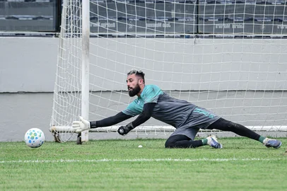 Gabriel Tadiotto / EC Juventude/Divulgação Juventude encerra preparação para enfrentar a Tuna Luso com treino no CT do Remo, em Belém do Pará. Na foto: goleiro Jandrei.<!-- NICAID(16242906) -->