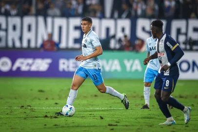 RS - FUTEBOL/CONMEBOL SULAMERICANA 2025 /GREMIO X ALIANZA LIMA- ESPORTES - Lance da partida entre Gremio e Alianza Lima disputada na noite desta quarta-feira, no estÃ¡dio Alejandro Villanueva em Lima, Peru, valida pela Copa Sulamericana 2025. FOTO: LUCAS UEBEL/GREMIO FBPA<!-- NICAID(16082217) -->