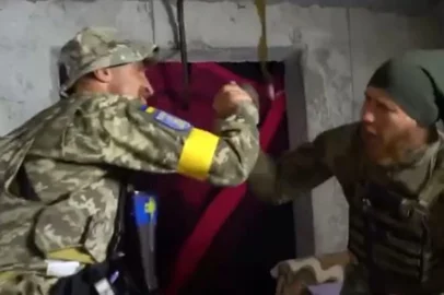 Soldados ucranianos comemoram gol da Ucrania<!-- NICAID(15112949) -->