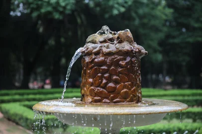 PORTO ALEGRE, RS, BRASIL - 2023.04.17 - Monumentos históricos sofrem com vandalismo na redenção e são retirados para reparo. Na foto: Local do Menino da Cornucópia (Foto: André Ávila/ Agência RBS)Indexador: Andre Avila<!-- NICAID(15405088) -->