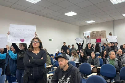 Pais, estudantes e professores protestam contra encerramento dos 9º anos em escolas de Caxias do Sul a partir de 2026<!-- NICAID(16149749) -->