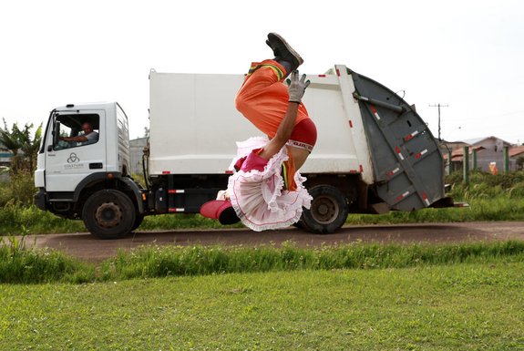 TRAMANDAÍ, RS, BRASIL - 30/11/2023 - Foguetinho, o gari de Tramandaí que conquistou o público da internet com seus vídeos. Influencer soma mais de 50 mil seguidores no Instagram. FOTO: JEFFERSON BOTEGA, AGÊNCIA RBS<!-- NICAID(15612876) -->