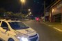 No bairro Alto Petrópolis, um homem de 31 anos morreu após cair de moto na Avenida Protásio Alves. Foi por volta de meia-noite e meia, próximo ao cruzamento com a Avenida Saturnino de Brito, no sentido Centro-bairro. <!-- NICAID(15018743) -->