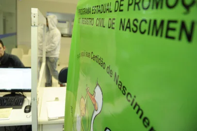 CAXIAS DO SUL, RS, BRASIL, 06/06/2014. Hospital Geral, em Caxias do Sul, possui uma unidade interligada do cartório de registro civil. Espaço funciona desde o dia 14 de maio e já registrou 56 bebês. Na foto, o metalúrgico Bruno Rodrigues da Rosa Cardoso registra a filha, Victória Ribeiro Cardoso, nascida no dia 5 de junho. (Diogo Sallaberry/Agência RBS)Indexador: Diogo Sallaberry<!-- NICAID(10554522) -->