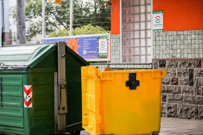 Cooperativa de recicladores pede mais atenção ao descarte do lixo seletivo em Caxias do Sul. Contâiners abertos expostos à chuva e mistura d resíduos orgânicos têm inviabilizado a reciclagem do material. Na foto, Tiago Pavelski - presidente da Cooperativa Paz e Bem. (Neimar De Cesero/Agência RBS)Indexador: Neimar De Cesero<!-- NICAID(16017645) -->