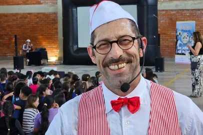 Tem dois personagens que garantem animação e interação dos alunos que estão recebendo o projeto Cinema  Nas Escolas – A Origem dos Desenhos Animados. Derivado da animação “A Dança do Esqueleto”, de 1929, o Esqueleto vivido pelo ator Abhay Volpato é quem apresenta a exposição sobre os primórdios da animação e interage com a moçada entre risos e alguns momentos de susto. Divertido e irreverente, ele se destaca reproduzindo até alguns movimentos dos personagens que aparecem na tela.<!-- NICAID(16161493) -->
