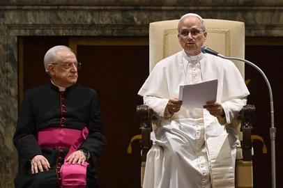 This photo taken and handout on May 16, 2025 by The Vatican Media shows Pope Leo XIV during an audience with the Diplomatic Corps in The Vatican. (Photo by Handout / VATICAN MEDIA / AFP) / RESTRICTED TO EDITORIAL USE - MANDATORY CREDIT "AFP PHOTO / VATICAN MEDIA" - NO MARKETING - NO ADVERTISING CAMPAIGNS - DISTRIBUTED AS A SERVICE TO CLIENTSEditoria: RELLocal: Vatican CityIndexador: HANDOUTSecao: popeFonte: VATICAN MEDIAFotógrafo: Handout<!-- NICAID(16038792) -->