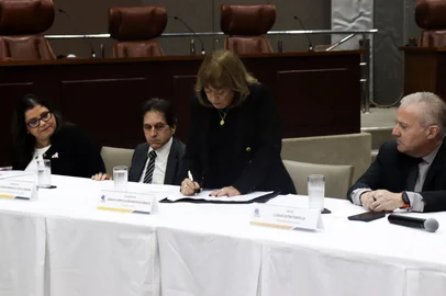 Eduarda Souza / TRE-RS Na tarde desta segunda-feira (20/7), foi realizada, no plenário do TRE-RS, a cerimônia de assinatura do “Compromisso pela Democracia e Integridade para as Eleições Gerais de 2026”. A ratificação do documento proposto pela Justiça Eleitoral gaúcha teve a participação dos partidos políticos com atuação no Rio Grande do Sul, o Ministério Público Eleitoral e a Ordem dos Advogados do Brasil — Seccional do Rio Grande do Sul. <!-- NICAID(16330652) -->
