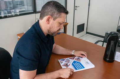 Secretário da Educação Leonardo Pascoal com o Documento Curricular do Município de Porto Alegre<!-- NICAID(16148821) -->