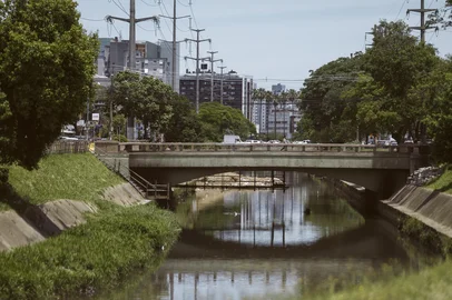 PORTO ALEGRE, RS, BRASIL, 13-11-2025: Ponte da Ramiro, junto a Avenida Ipiranga, passará por obra. Previsão de duração é de 4 a 6 mêses.  O secretário municipal de Obras e Infraestrutura de Porto Alegre, André Flores, visitou  a estrutura da ponte. Fotos: Duda Fortes/Agencia RBS<!-- NICAID(16166564) -->