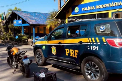 Na manhã dessa sexta-feira (02), a Polícia Rodoviária Federal prendeu três homens com maconha na BR-470 em Bento Gonçalves.<!-- NICAID(15831622) -->