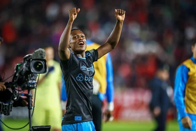 RS - FUTEBOL/CONMEBOL LIBERTADORES 2024 /GREMIO X ESTUDIANTES - ESPORTES - Lance da partida entre Estudiantes e Gremio disputada na noite desta terca-feira, no EstÃ¡dio Jorge Luis Hirschi, em La Plata, valida pela Conmebol Libertadores 2024. FOTO: LUCAS UEBEL/GREMIO FBPA. Nathan fernandes<!-- NICAID(15746255) -->