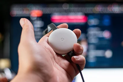 Google Chromecast 第三世代 ホワイト。スマホからテレビにかんたんストリーミング。おうち時間/巣ごもり/おこもり日にぴったりな動画ストリーミングデバイス。グーグル クロームキャスト Indexador: Koukichi Takahashi PhotographyFonte: 395427549<!-- NICAID(15994390) -->