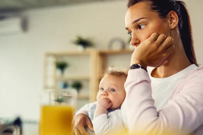 Young mother feeling worried and thinking of something at home.Jovem mãe se sentindo preocupada e pensando em algo em casa.Fonte: 298169687<!-- NICAID(14349213) -->