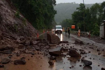 O fluxo de veículos na BR-470, entre Bento Gonçalves e Veranópolis, está interditado. O anúncio foi feito pela Polícia Rodoviária Federal e pelo Departamento Nacional de Infraestrutura de Transportes (Dnit).  O bloqueio ocorre a partir do km 185, no Belvedere do Espigão, em Veranópolis, até o km 202, no Caineli, em Bento Gonçalves. O trecho está em obras. <!-- NICAID(16163103) -->