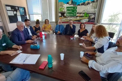 integrantes dos três partidos que fazem oposição ao governo de Sebastião Melo na Câmara de Porto Alegre se reuniram nesta segunda-feira (3) para discutir a união de forças nas eleições de 2024. O encontro, articulado pelo líder da oposição, Roberto Robaina (PSOL), ocorreu na sala da bancada do PT no LegislativoAlém de vereadores de PT, PSOL e PCdoB, participaram os deputados estaduais Miguel Rossetto (PT) e Luciana Genro (PSOL), esta na condição de presidente estadual do PSOL, a deputada federal Fernanda Melchionna (PSOL) e o presidente estadual do PCdoB, Antônio Augusto Medeiros.