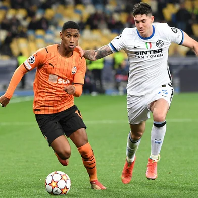 Shakhtar Donetsk's Brazilian forward Tete (L) and Inter Milan's Italian defender Alessandro Bastoni vie for the ball during the UEFA Champions League football match between Shakhtar Donetsk and Inter Milan at the Olympic Stadium in Kiev on September 28, 2021. (Photo by Sergei SUPINSKY / AFP)Editoria: SPOLocal: KievIndexador: SERGEI SUPINSKYSecao: soccerFonte: AFPFotógrafo: STF<!-- NICAID(14901488) -->