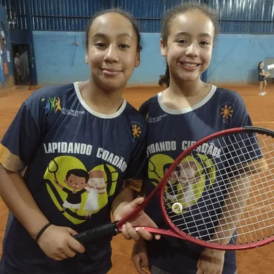 Mariana e Manuely  Alves Pereira, 12 anos, gêmeas fazem parte do Projeto Lapidando Tenistas, de Vacaria.<!-- NICAID(15629392) -->