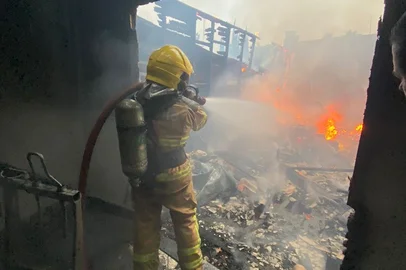 07/08/2023 - PORTÃO, RS - INCÊNDIO, FÁBRICA, VALE DO SINOS, BOMBEIROS -  Parte de uma fábrica foi destruída por um incêndio na manhã desta segunda-feira (7) em Portão, no Vale do Sinos. O Corpo de Bombeiros foi acionado para atender a ocorrência por volta das 8h. O estabelecimento, voltado à fabricação de motor homes — casas sobre rodas —, fica localizado à margem da RS-240, no bairro Portão Novo. Informações preliminares indicam que o fogo começou em uma churrasqueira que havia no local. FOTO: Corpo de Bombeiros de Portão, Divulgação<!-- NICAID(15503216) -->