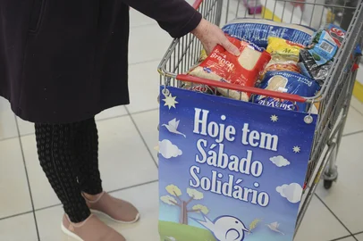 CAXIAS DO SUL, RS, BRASIL, 12/03/2022. Além da doação de alimentos, Sábado Solidário solicita participação de voluntários. Equipes são fundamentais para aumentar a doação de alimentos para famílias carentes de Caxias. (Bruno Todeschini/Agência RBS)<!-- NICAID(15039938) -->