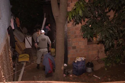 Chacina com sete mortos é a maior do século em Porto Alegre. As vítimas seriam cinco homens e duas mulheres grávidas. Crime ocorreu em uma residência na Rua Gregório Beheregaray Filho, no bairro Passo das Pedras, na zona norte de Porto Alegre, por volta das 20h de 19 de julho de 2018. REPRODUÇÃO / RBSTV. 19/07/2018<!-- NICAID(13656680) -->