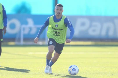 RS - FUTEBOL/TREINO GREMIO  - ESPORTES - Jogadores do Gremio realizam treino durante a tarde desta quarta-feira, na preparaÃ§Ã£o para o Campeonato Brasileiro 2021. FOTO: LUCAS UEBEL/GREMIO FBPA<!-- NICAID(14848851) -->