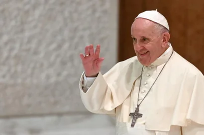 Pope Francis walks in the Paul VI hall as he arrives for his weekly general audience on August 18, 2021 in the Vatican. (Photo by Alberto PIZZOLI / AFP)<!-- NICAID(14865252) -->