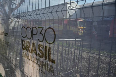 View of firefighters trucks from outside the COP30 UN Climate Change Conference in Belem, Para state, Brazil, on November 20, 2025, after a fire broke out in a pavilion. A fire erupted at a pavilion inside the venue of the UN's climate talks in Brazil on Thursday, prompting panicked delegates to run for the exits, AFP journalists said. Emergency crews rushed to try to put out the blaze as smoke engulfed the corridor. (Photo by Pablo PORCIUNCULA / AFP)<!-- NICAID(16171832) -->