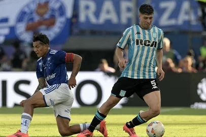 Cruzeiro's Argentine midfielder #29 Lucas Romero (L) and Racing's midfielder #05 Juan Ignacio Nardoni fight for the ball during the Copa Sudamericana final football match between Argentina's Racing and Brazil's Cruzeiro at La Nueva Olla Stadium in Asuncion on November 23, 2024. (Photo by JUAN MABROMATA / AFP)Editoria: SPOLocal: AsuncionIndexador: JUAN MABROMATASecao: soccerFonte: AFPFotógrafo: STF<!-- NICAID(16218313) -->