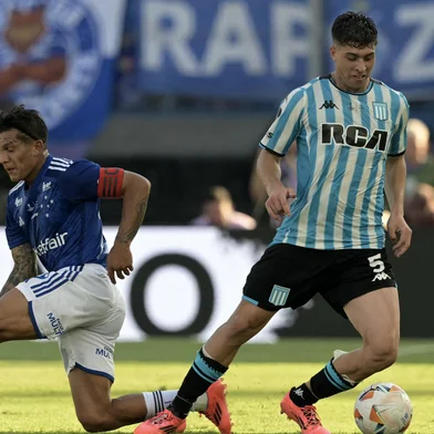 Cruzeiro's Argentine midfielder #29 Lucas Romero (L) and Racing's midfielder #05 Juan Ignacio Nardoni fight for the ball during the Copa Sudamericana final football match between Argentina's Racing and Brazil's Cruzeiro at La Nueva Olla Stadium in Asuncion on November 23, 2024. (Photo by JUAN MABROMATA / AFP)Editoria: SPOLocal: AsuncionIndexador: JUAN MABROMATASecao: soccerFonte: AFPFotógrafo: STF<!-- NICAID(16218313) -->