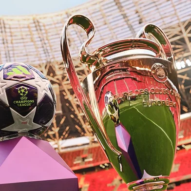 Taça e bola da Champions League<!-- NICAID(16293178) -->
