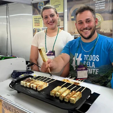 Disposição dos estandes nos pavilhões e valor da entrada influenciaram no consumo de acordo com quem ainda espera faturar o mesmo que na edição passada. Na foto, Fernanda Manara e Natal Comin<!-- NICAID(16240327) -->