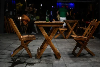 PORTO ALEGRE, RS, BRASIL, 09-10-2025: Bares e conveniências da região central de Porto Alegre relatam baixa na venda de destilados e diminuição de público após casos de intoxicação por metanol serem registrados no país. Clientes contam estratégias para burlar a crise de saúde pública causada pela adulteração das bebidas: diminuição no consumo de destilados, preferência por cerveja e diálogo com estabelecimentos para entender a procedência dos produtos.. Foto: Renan Mattos / Agência RBS<!-- NICAID(16143185) -->