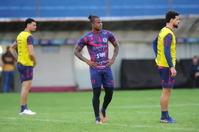 CAXIAS DO SUL, RS, BRASIL, 16/07/2025. Caxias realiza treinamento no Estádio Centenário na preparação para enfrentar o Náutico pela 13ª rodada da Série C do Campeonato Brasileiro.  Na foto, atacante Eduardo Melo (C) e zagueiro Lucas Cunha (D). (Porthus Junior/Agência RBS)Indexador: BTK<!-- NICAID(16081870) -->