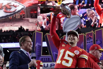 Mahomes celebra seu terceiro título de Super Bowl.