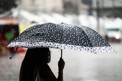 PORTO ALEGRE, RS, BRASIL, 22-12-2025: Após temperaturas altas, tempo vira e pancadas de chuva atingem Porto Alegre. (Foto: André Ávila/Agência RBS)Indexador: Andre Avila<!-- NICAID(16192060) -->