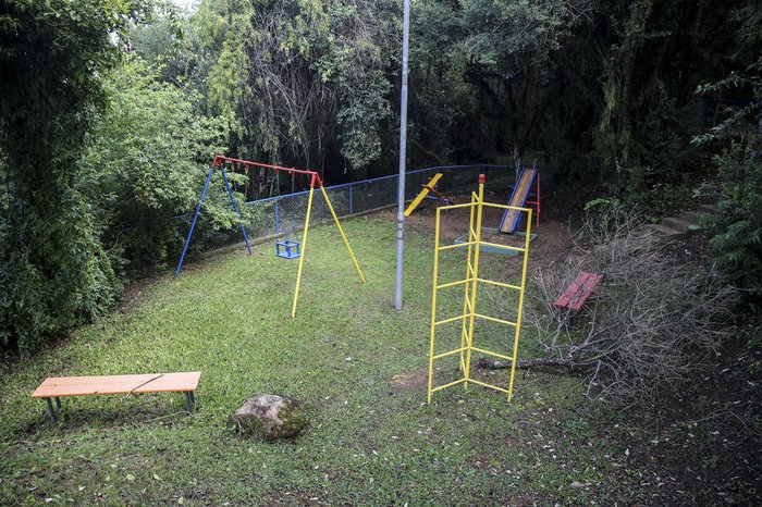 A praça, apesar de estar equipada com brinquedos, não é utilizada por causa do abandono